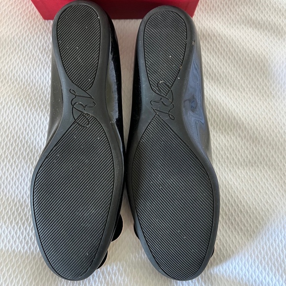 Roger Vivier Black Patent Leather flats w/ Pink Floral Appliqué Size 8 1/2 - Picture 3 of 12